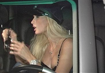 Pudelek TV: Paris Hilton przebrana za policjantkę